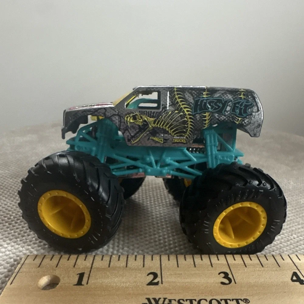 MINT Hot Wheels Monster Truck HISSY FIT 1:64 Gnash & Crash Series 2022